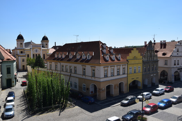 Žatec, náměstí Svobody, pohled na nejmenší chmelnici na světě a synagogu v Dlouhé ulici