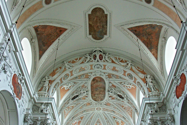 Raně barokní štuková výzdoba kostela Nejsvětější Trojice v Klášterci nad Ohří.