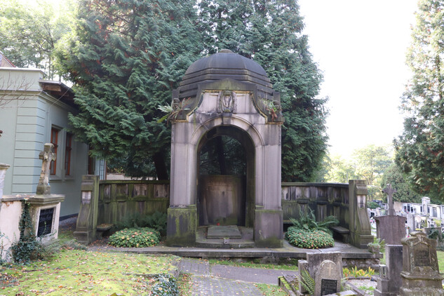 2. Soubor hrobek, Ústí nad Labem-Krásné Březno, C – hrobka rodiny Carla F. Wolfruma.