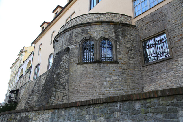 2. Bývalý měšťanský pivovar, dnes galerie Benedikta Rejta, Louny, detail hradby s baštou na severním průčelí