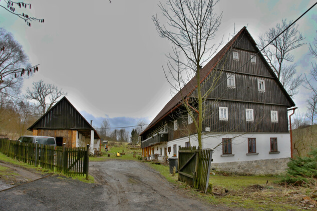 1. Dům s kůlnou č. p. 15, Merboltice, okr. Děčín, celkový pohled