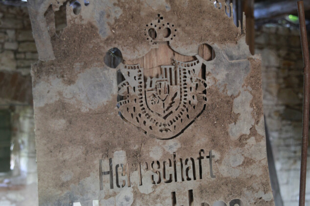 Plechová tabule označující příslušenství statku k Novohradskému panství