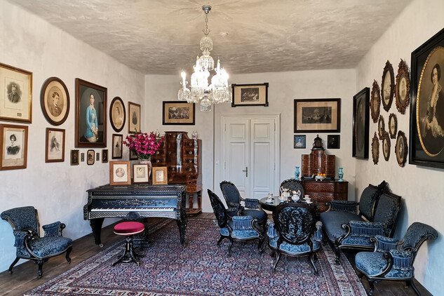 V tomto apartmánu se připomíná zámek Hrubá Skála