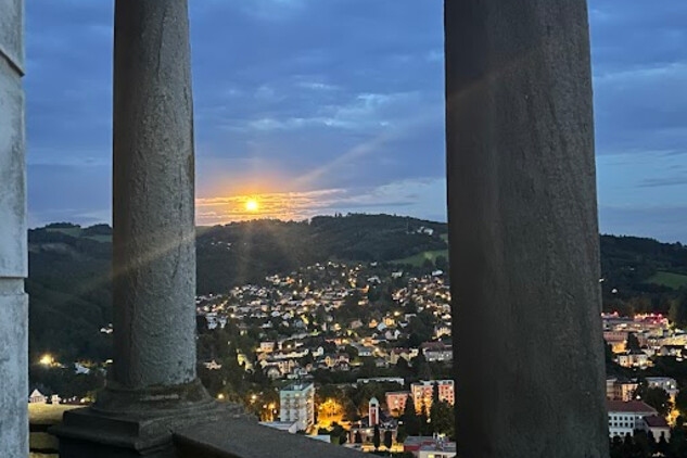 Pohled na večerní Náchod z věže