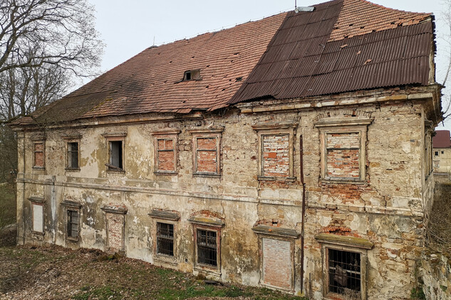Jižní křídlo hospodářského dvora v Zákupech před obnovou