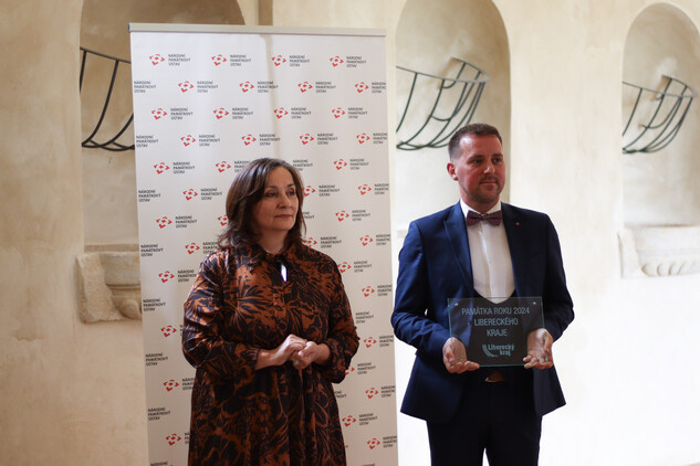 Kastelán zámku Zákupy Mgr. Vladimír Tregl s generální ředitelkou NPÚ Ing. arch. Naděždou Goryczkovou