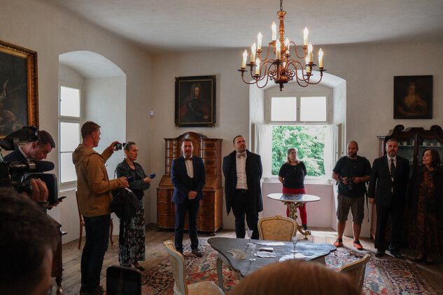 Kastelán  Vladimír Tregl provází 1. patrem na slavnostním otevření