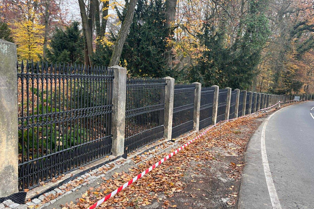 Oplocení zámku Sychrov kopírující komunikaci