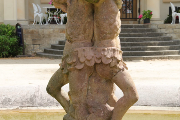 Sousoší Divých mužů před reastaurováním