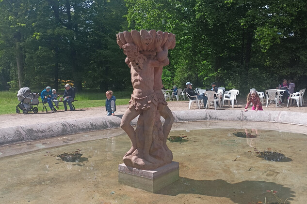 Sousoší Divých mužů po restaurování