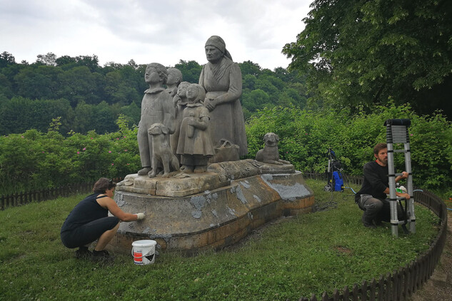 Babiččino sousoší v péči restaurátorů