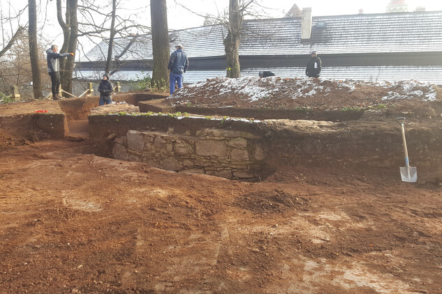 Náchod, zámecký kopec před obnovou, archeologický nález