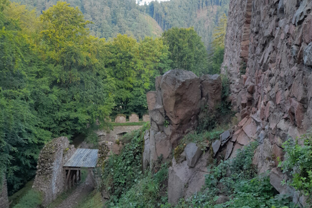 Hrad Litice, nestabilní skalní masiv v hradním areálu