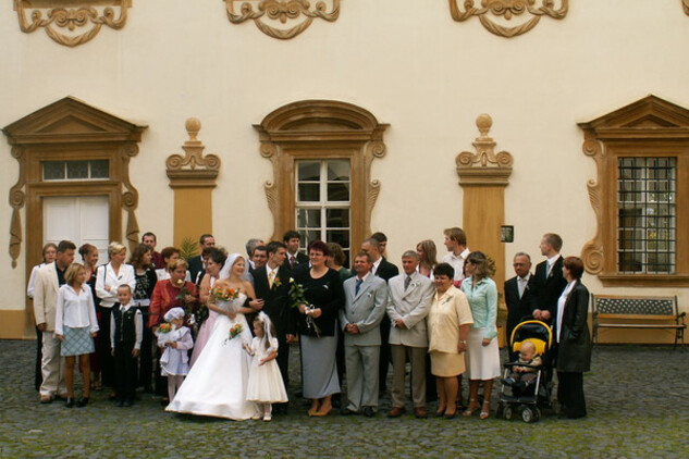 Svatebčané na nádvoří zámku Lemberk