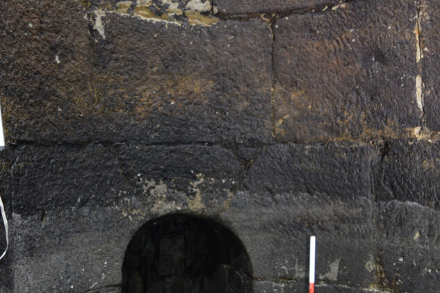 Pohled do vytěžené jímky – objev dvou portálů zaslepených štol.