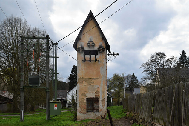 Pavlovice (okr. TC), trafostanice s tzv. zvonečkovými  izolátory, foto J. Chmelenský, 2023