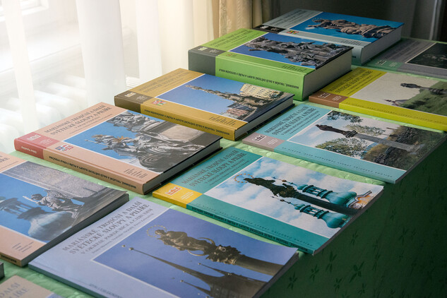 Pohled na výběr publikací, které v průběhu posledních let vyšly v rámci projektu, foto Gabriela Čapková.