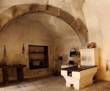 black kitchen (Romanesque arch)