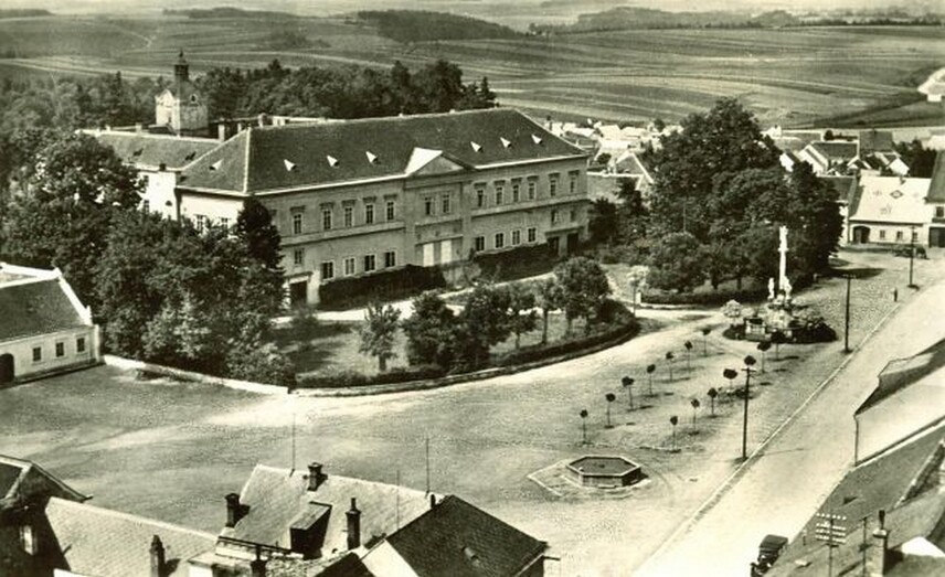 Zámek kolem roku 1935 Zámek kolem roku 1935