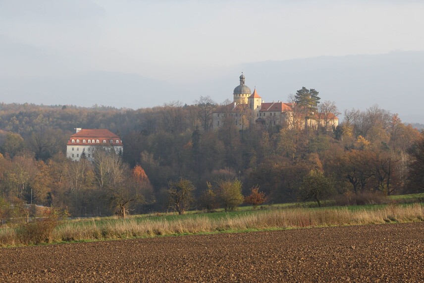 Hrad se zámeckým areálem od SZ