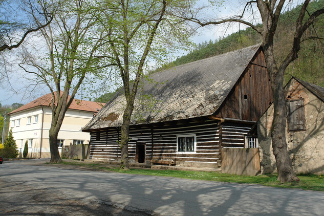 Hamousův statek ve Zbečně