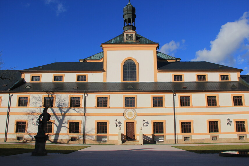 Jižní průčelí hospitálu do nádvoří Jižní průčelí hospitálu do nádvoří