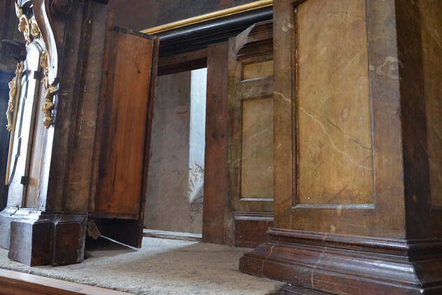 Vysunutý tabernákl hlavního oltáře v kapli svatého Ducha v Gotickém paláci