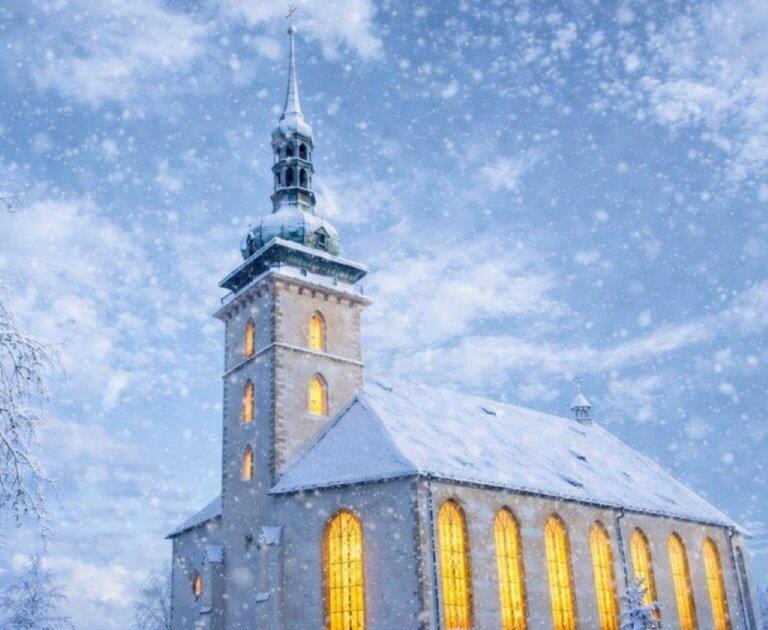 Půlnoční bohoslužba v kostele Nanebevzetí Panny Marie v Mostě