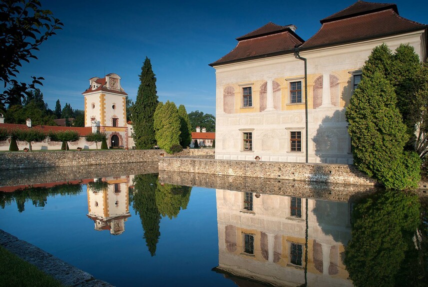 Vila s vodním příkopem, vstupní věž - zámek Kratochvíle Vila s vodním příkopem, vstupní věž - zámek Kratochvíle