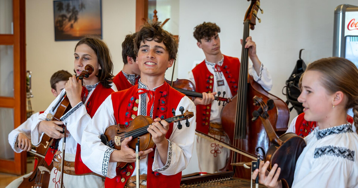 Mariánský podzim - folklorní soubor Vonička za doprovodu cimbálové muziky Trnka