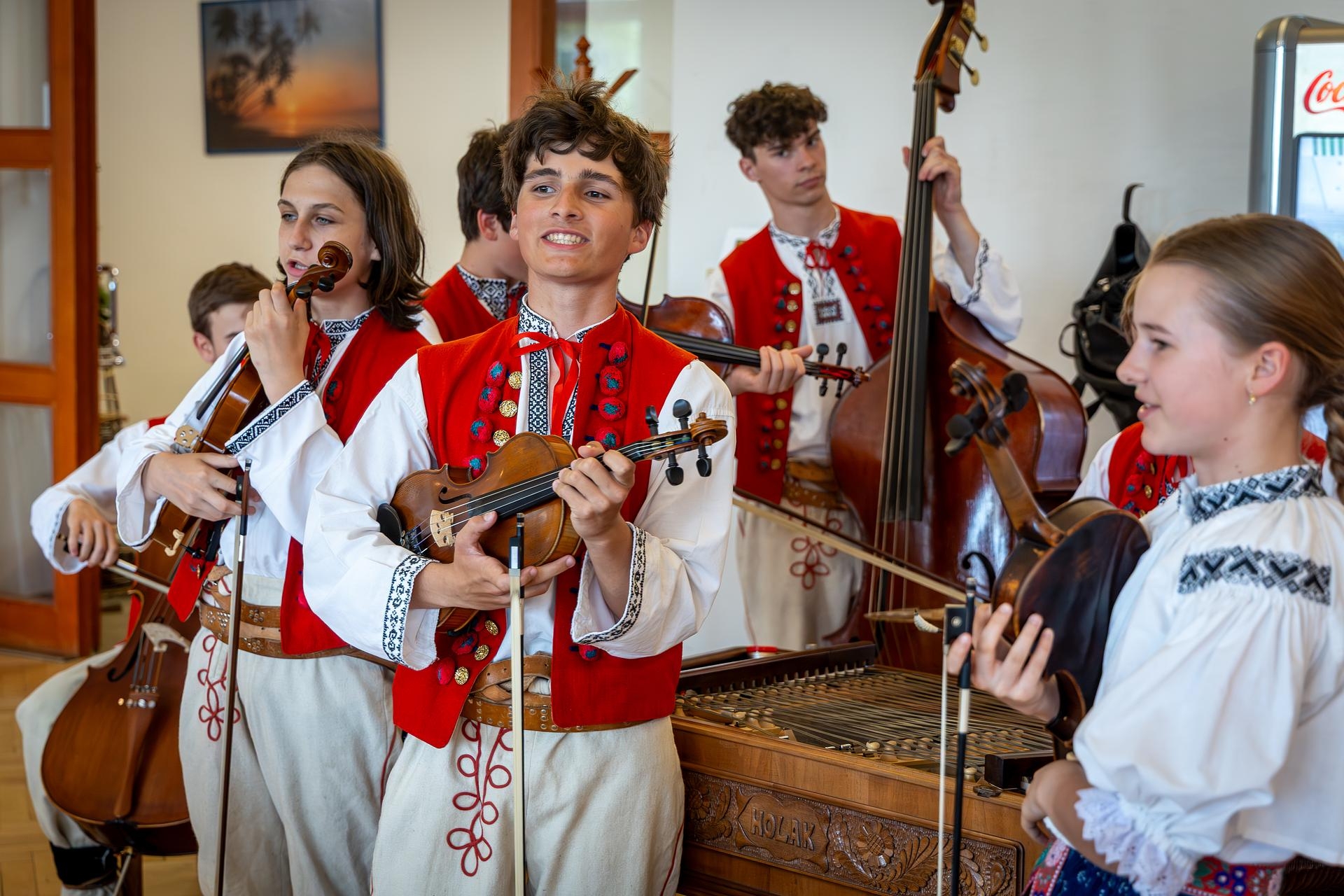 Mariánský podzim - folklorní soubor Vonička za doprovodu cimbálové muziky Trnka