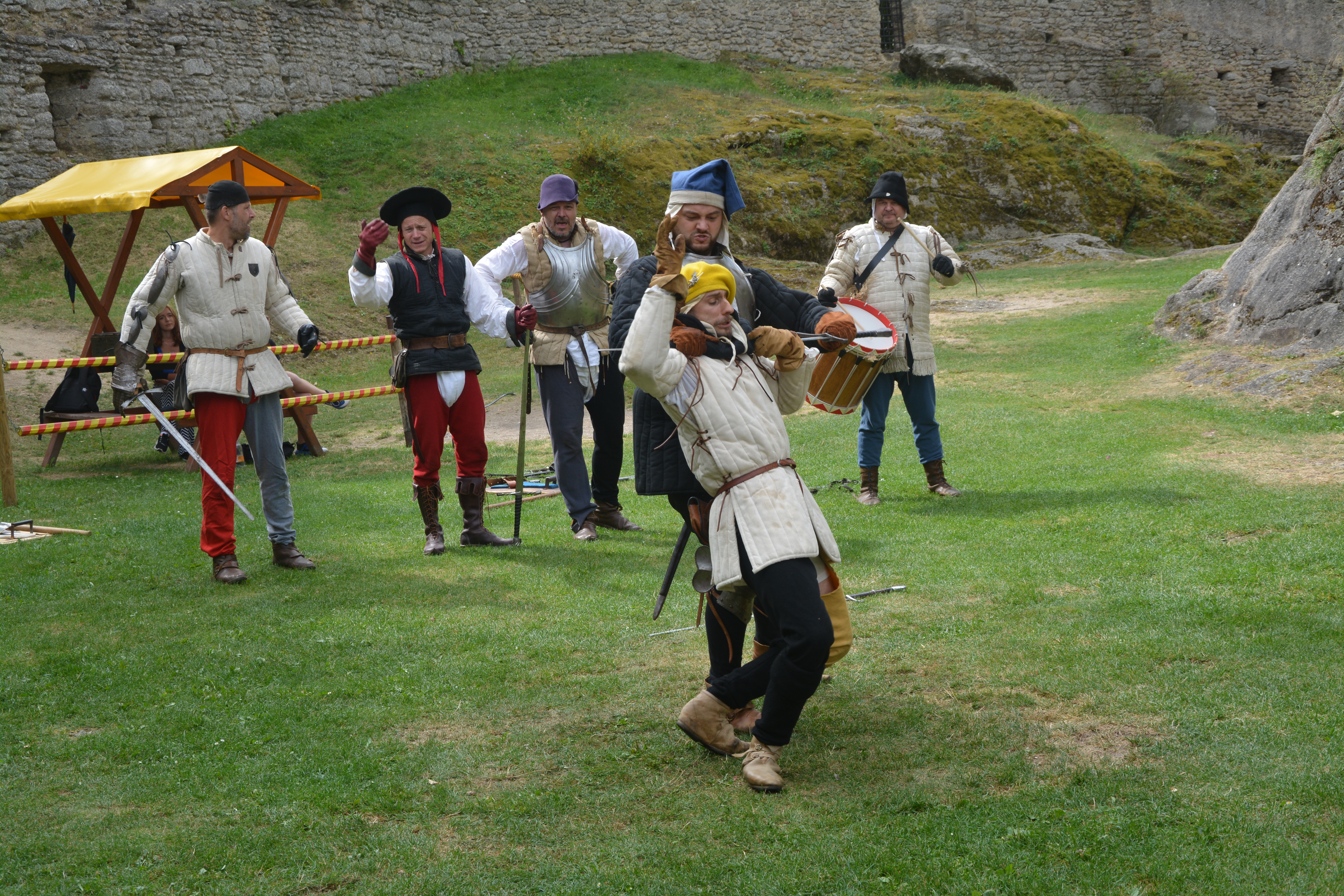 Vystoupení skupiny historického šermu Bravus na Landštejně