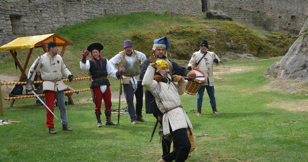 Vystoupení skupiny historického šermu Bravus na Landštejně