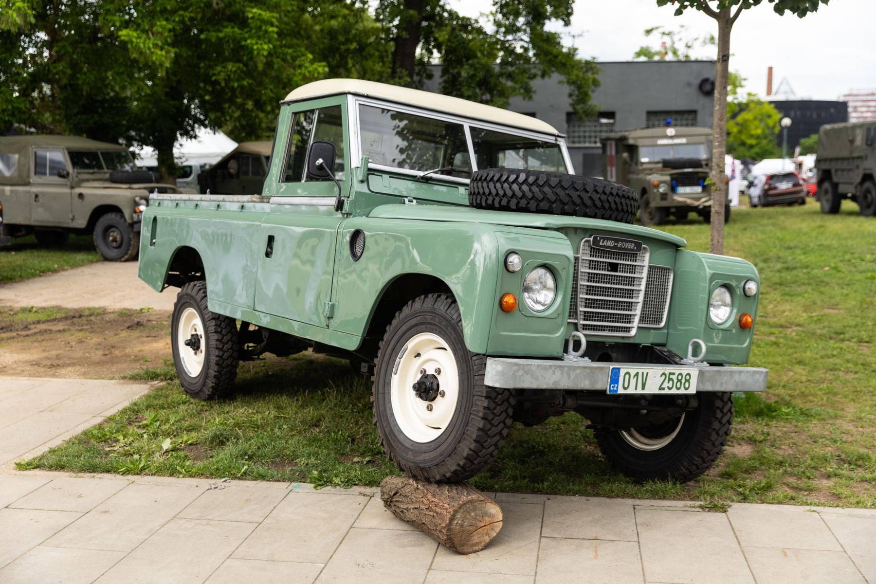 Sraz Land Rover Club na nádvoří zámku Lysice