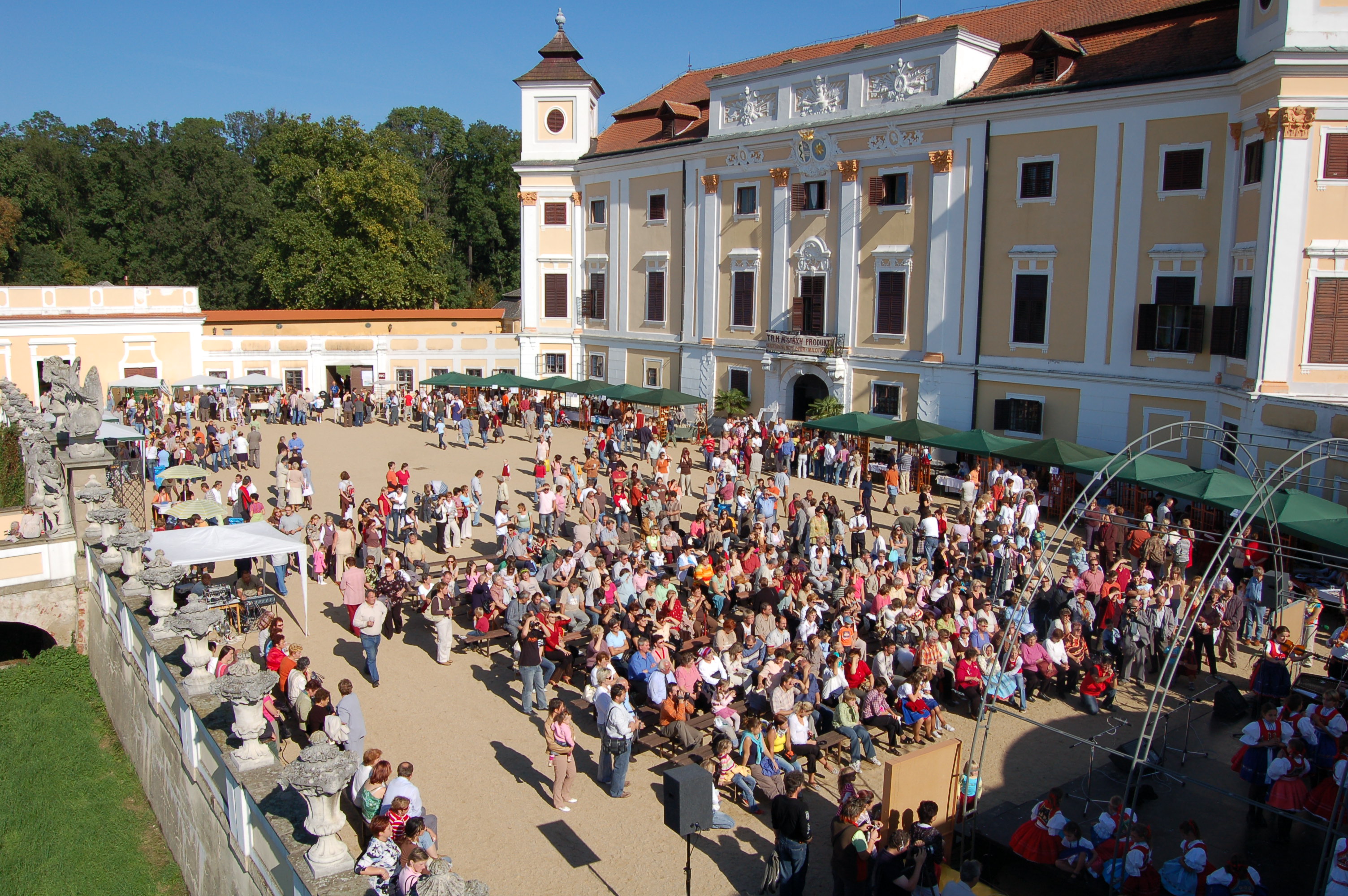 Trh místních produktů na nádvoří zámku Milotice