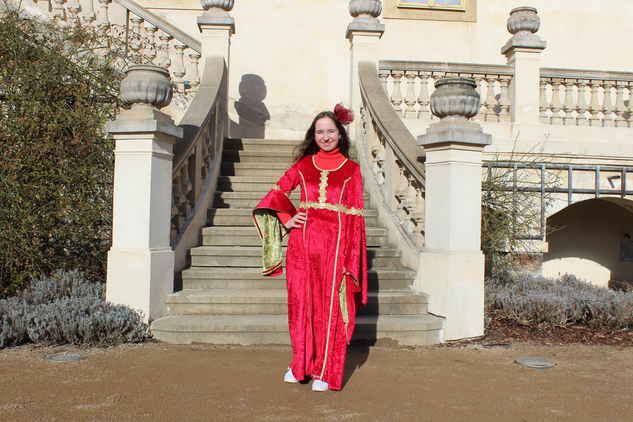 Princezna v zámecké zahradě