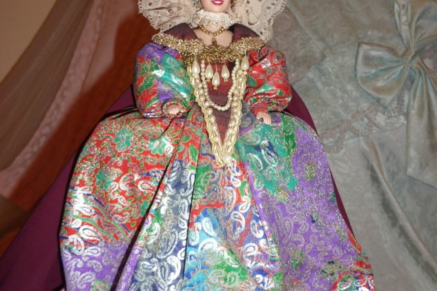 Panenka v šatech anglické královny. | © Státní zámek Mníšek pod Brdy