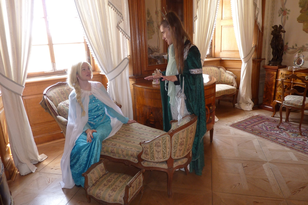 Elsa a zámecká paní v komnatách