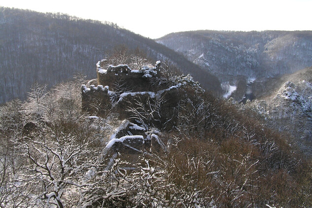 Zimní pohled z vyhlídky mladšího hradu.