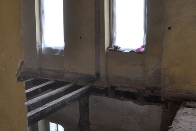 Většina podlah ve starém opatství byla zasažena biotickými škůdci a musela být odstraněna.
