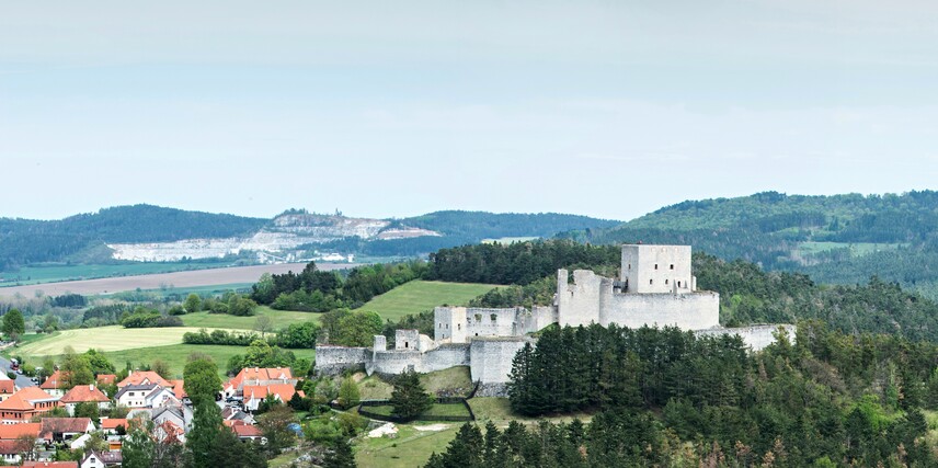Hrad Rabí z vrchu Líšná | © Jaroslav Vogeltanz Hrad Rabí z vrchu Líšná | © Jaroslav Vogeltanz