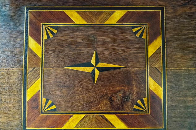 Geometrická intarzovaná výzdoba na víku truhly, nepodléhá CC