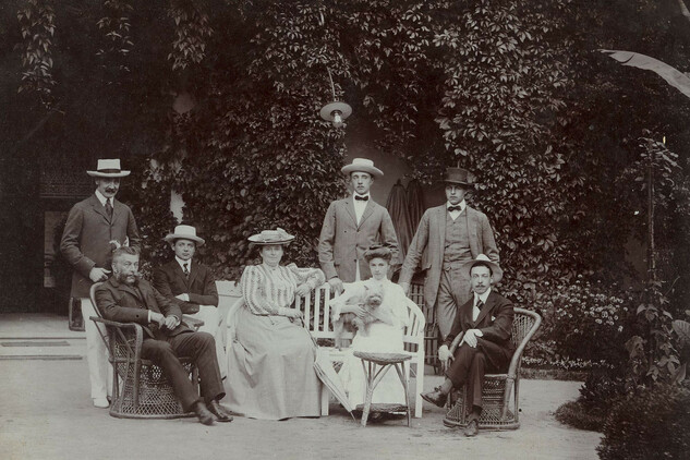 Obr. 12, Rodina Auerspergů s přáteli na terase, Slatiňany 1906