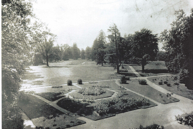 Obr. 13, Pohled na zahradní parter z balkonu, Slatiňany 1915