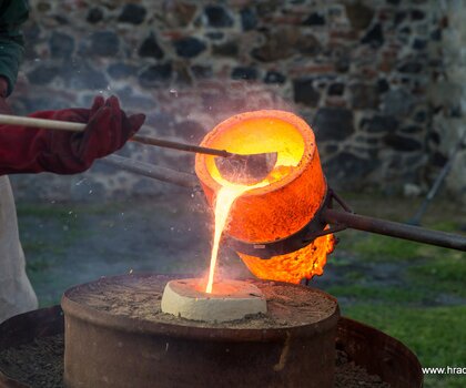 Hrad Švihov - Odlévání zvonu - Pohledem fotografa...
