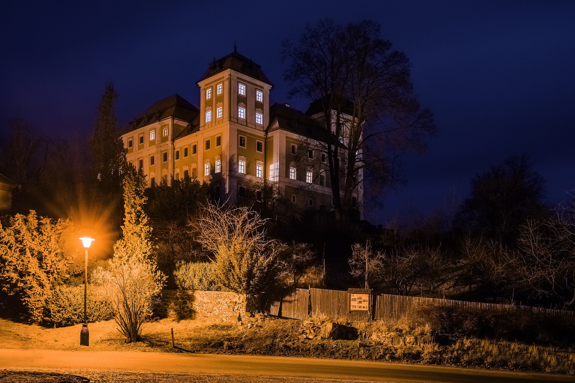 Hradozámecká noc na zámku Valeč