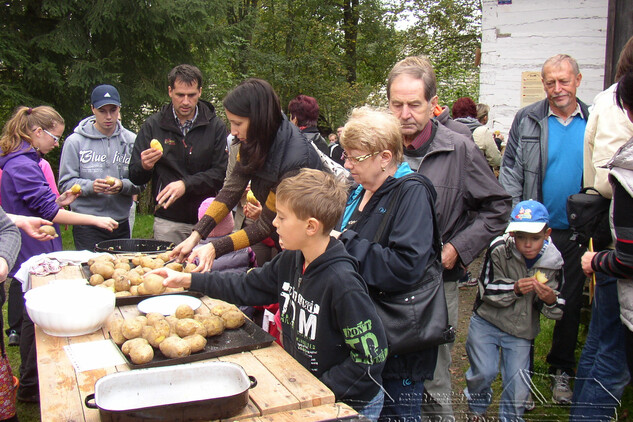 Ochutnávka bramborových odrůd před chalupou z Herálce