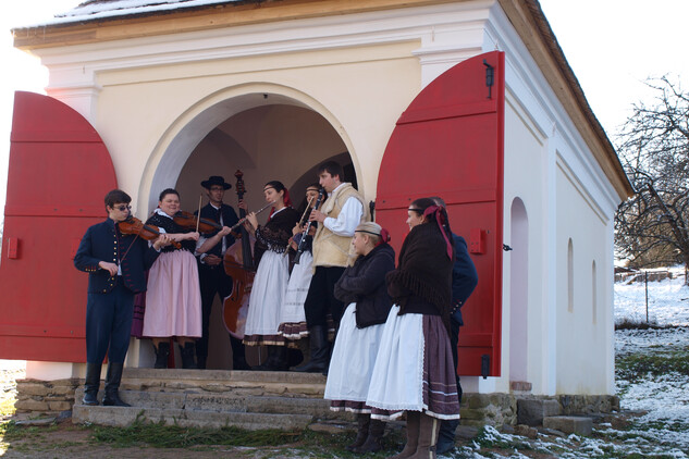 Folklorní soubor Baldrián hraje a zpívá před kaplí na Veselém Kopci