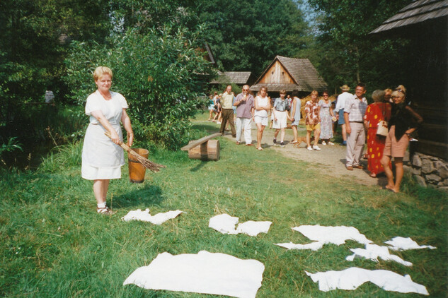 Kropení prádla vedle záhřivky z Přívratu