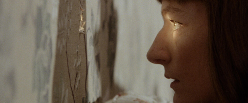 Daria Martin, Tonight the World, 2018, anamorphic 16mm film transferred to HD, 13 minutes. | © Daria Martin, Courtesy Maureen Paley Gallery, London Daria Martin, Courtesy Maureen Paley Gallery, London | © Daria Martin, Courtesy Maureen Paley Gallery, London